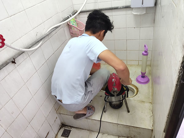 航空港管道堵塞冒臭气 专业师傅现场解决问题