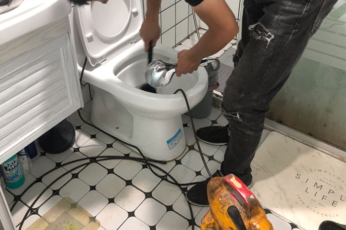 航空港马桶堵塞自己疏通还是找师傅？专业上门服务让你省时更省心