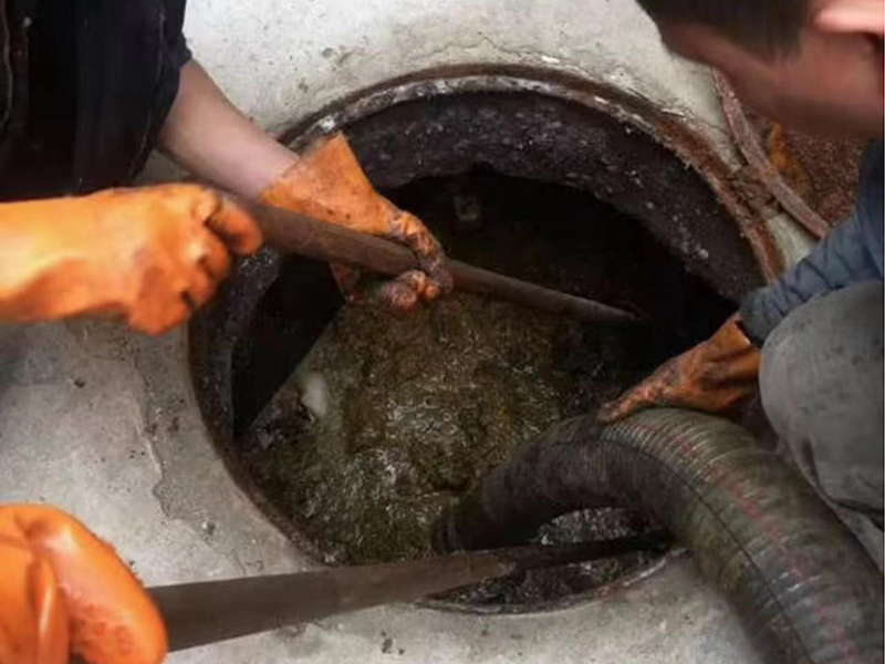 航空港清理化粪池时如何避免沼气的危害？